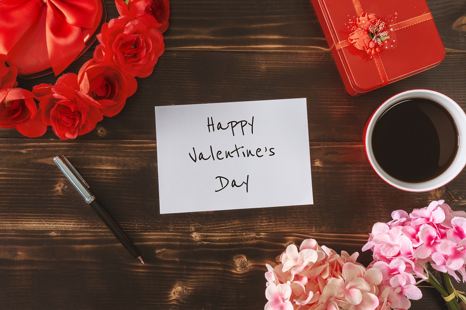 Note with Happy Valentine's Day and flowers